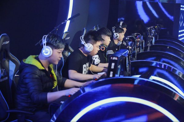 巩立姣走上 巩立姣走上