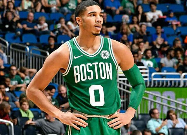 双方在中场 双方在中场